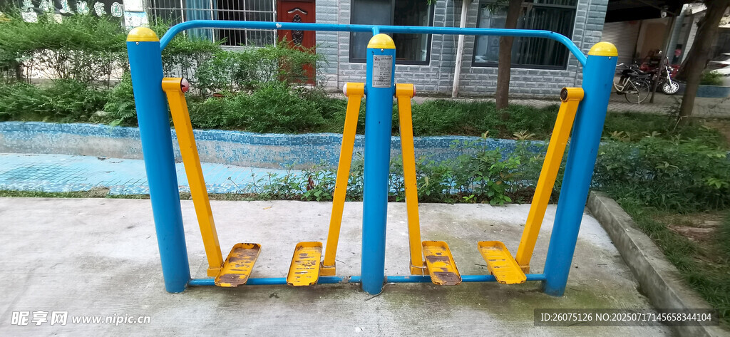 户外蓝色健身器材设施