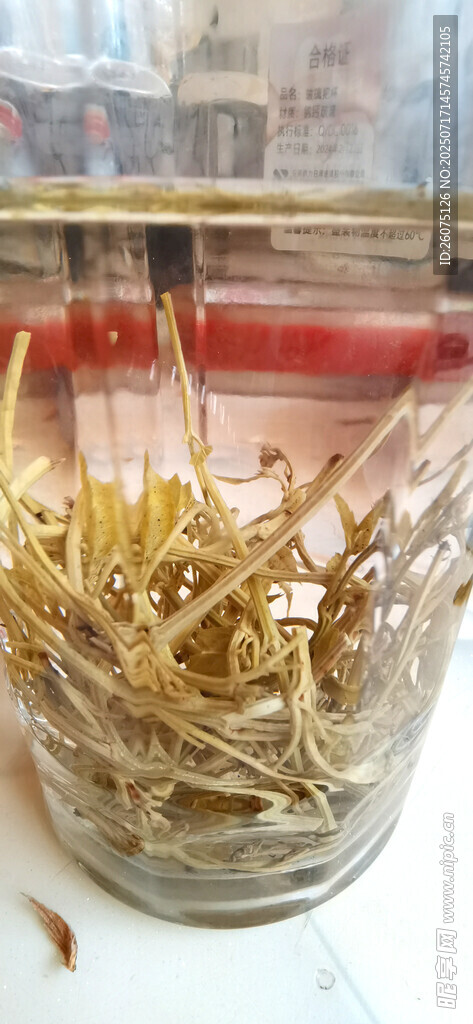 玻璃杯中的茶叶