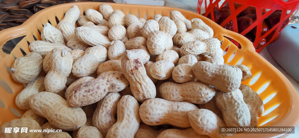 一盘香脆带壳花生