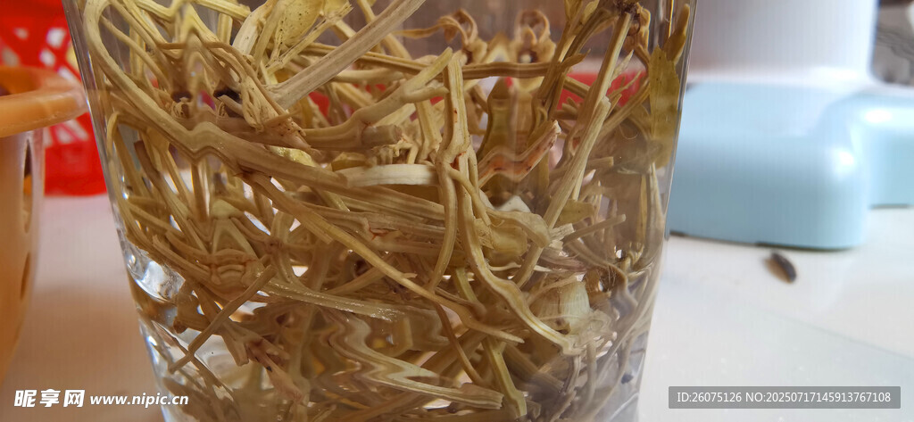 透明杯中泡开的的干花草茶