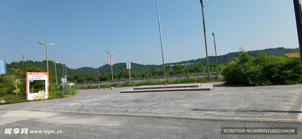 空旷道路旁的户外风景
