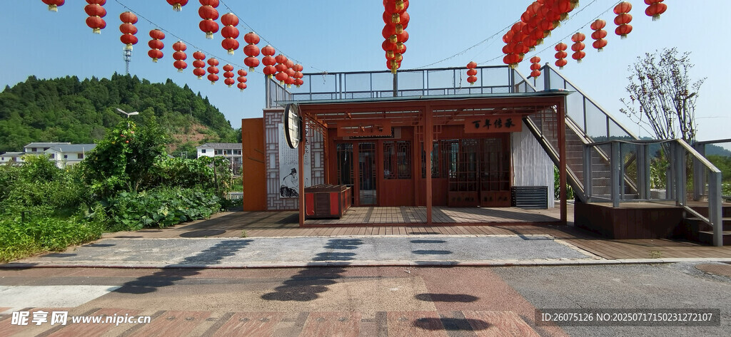 古建前悬挂的喜庆红灯笼
