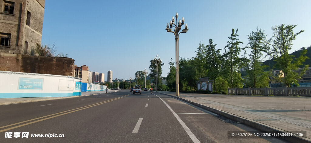 宽阔城市道路景观