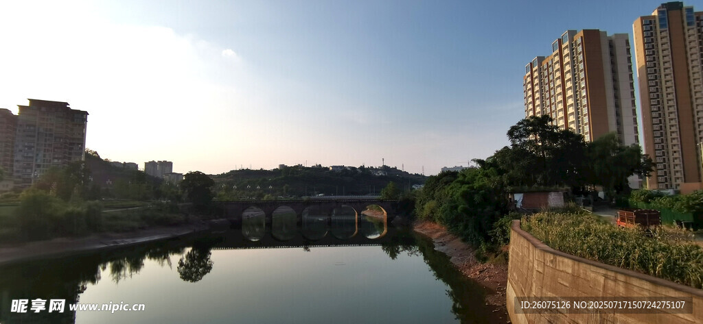 河畔高楼美景