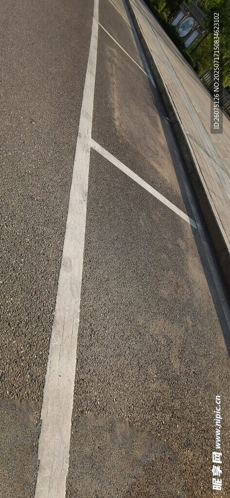 道路上的停车位白色标线