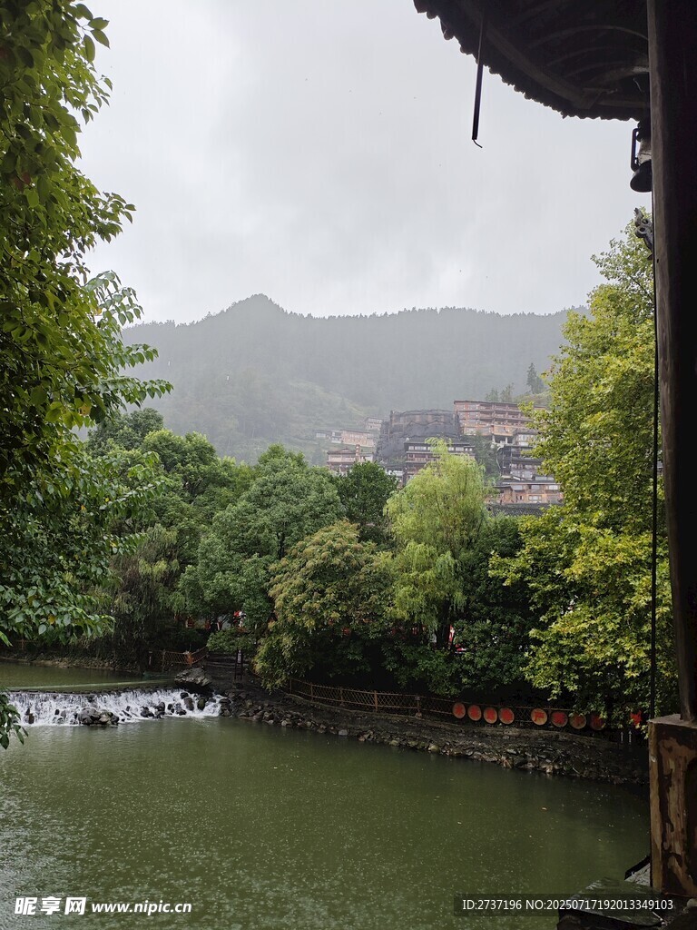山间河畔