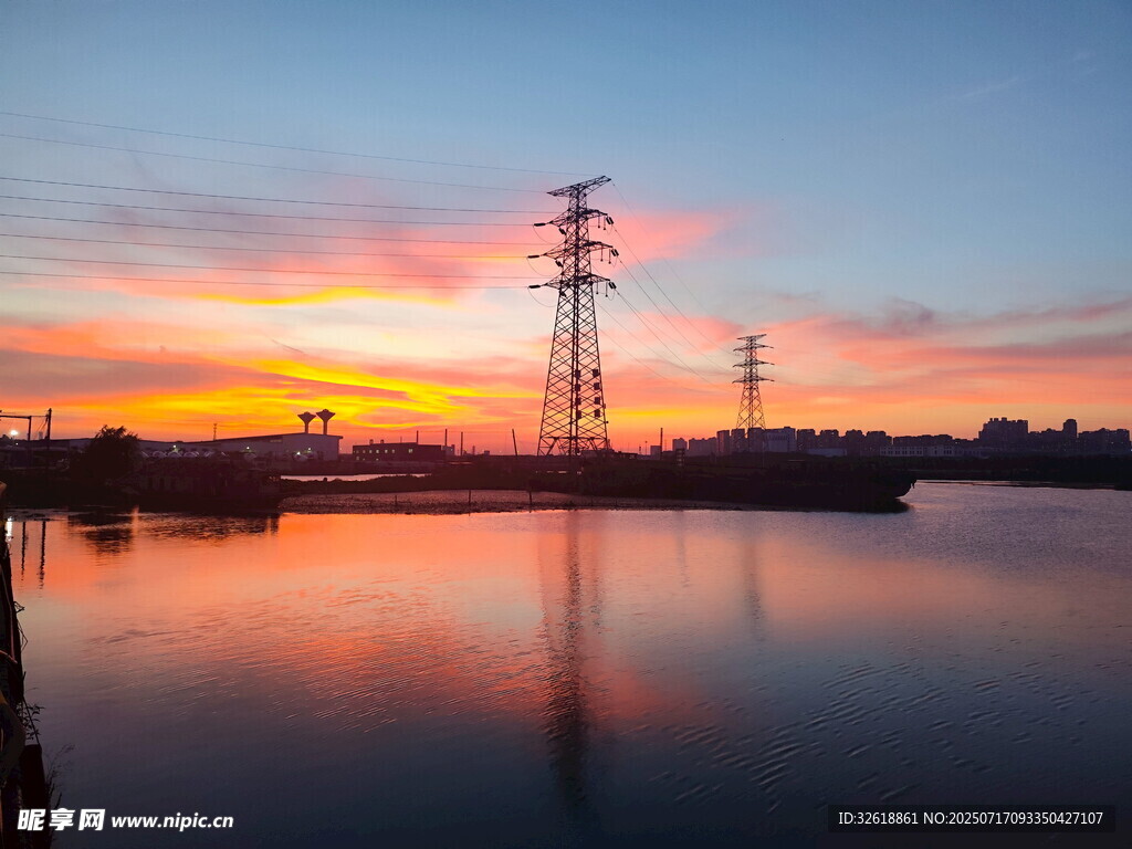 夕阳下的水边输电塔景观