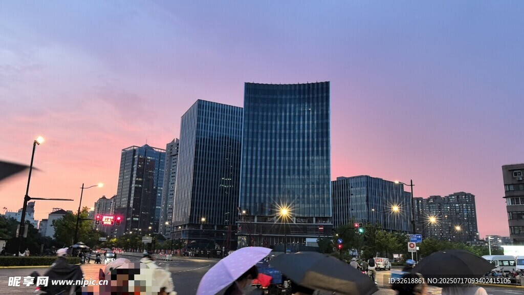 城市黄昏下的繁华街景
