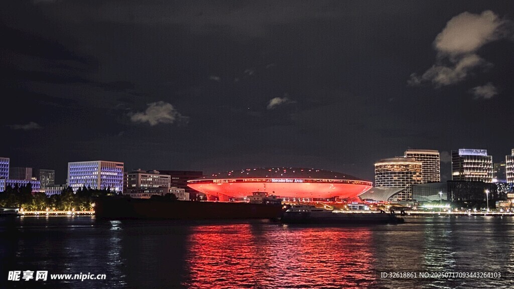 城市夜景下的璀璨河岸风光