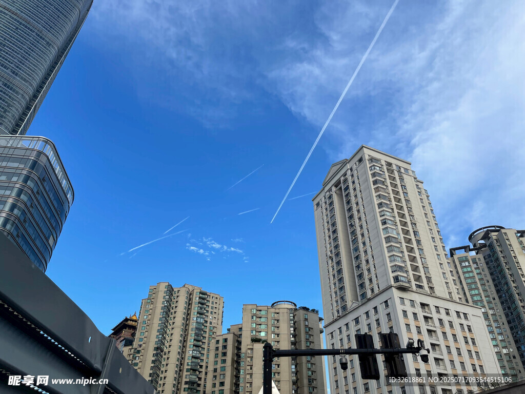 上海都市高楼与蓝天美景
