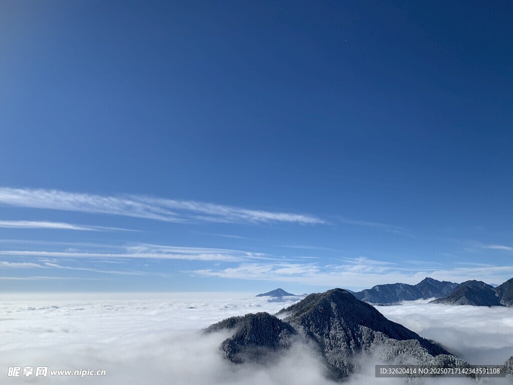 云海之上的巍峨山峰