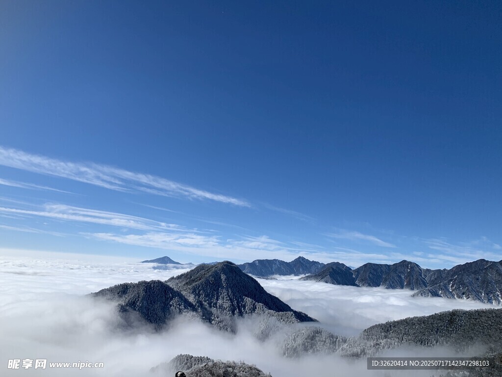 云海之上的巍峨群山