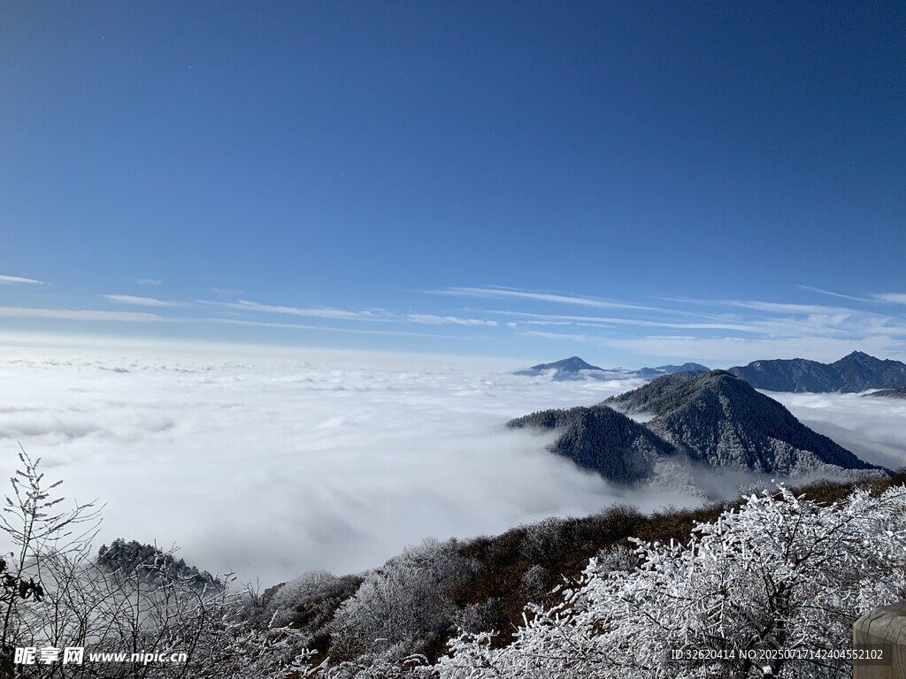 雪山云海壮丽景观