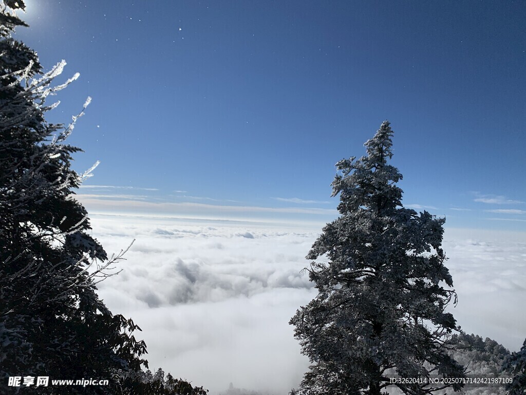 雪覆山林 云海蓝天美景