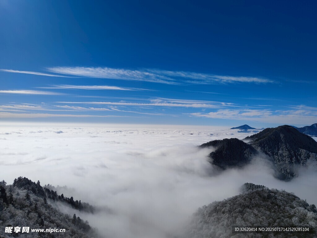 云海中的巍峨山峰