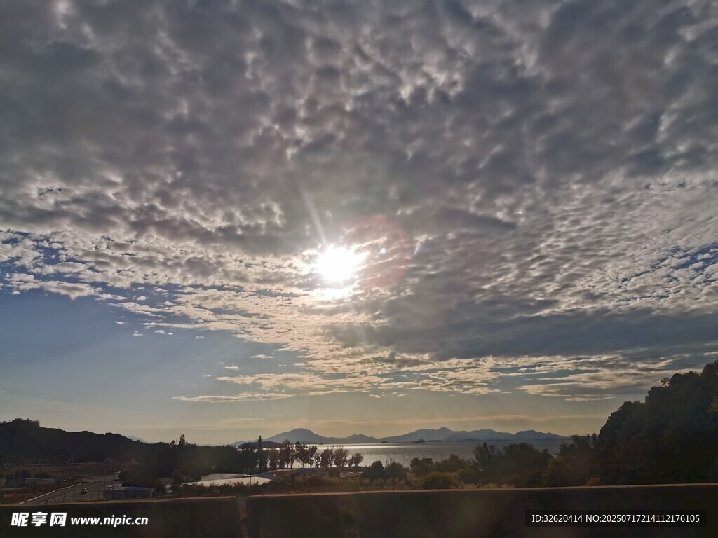 日出时分的云海与远山
