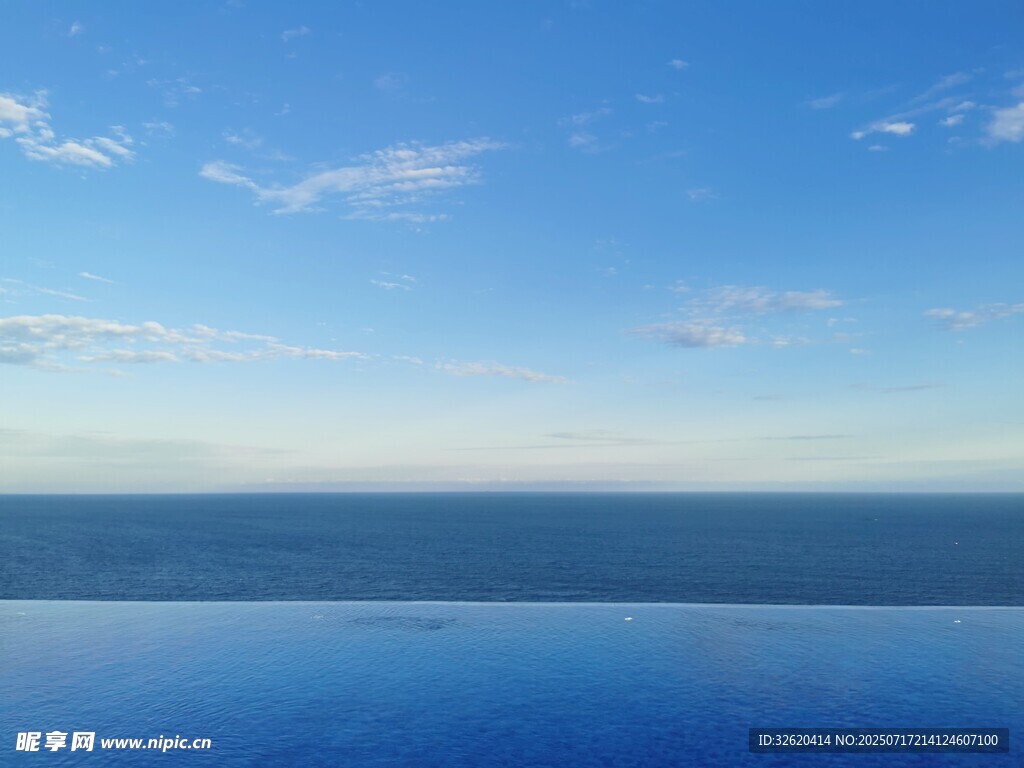 无边泳池畔的蔚蓝海景
