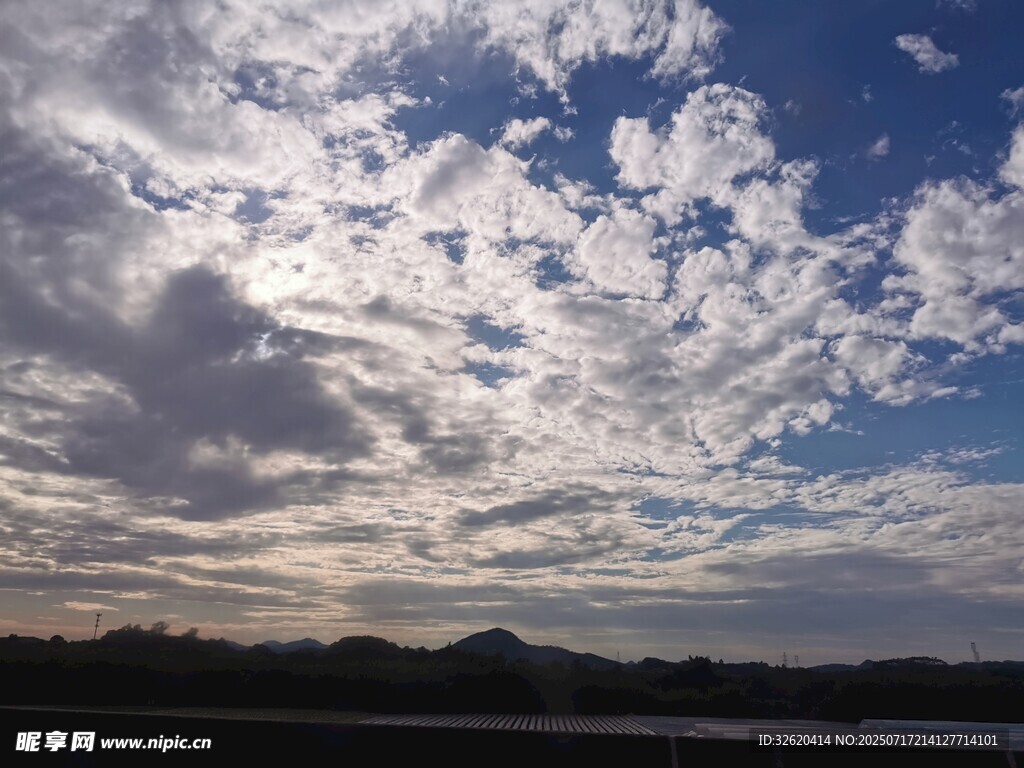 蓝天白云下的壮美风景