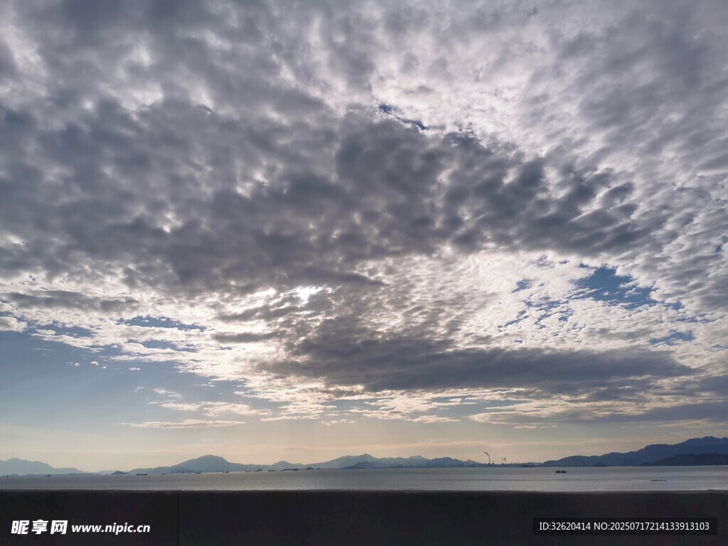 天空中壮丽的云层景观