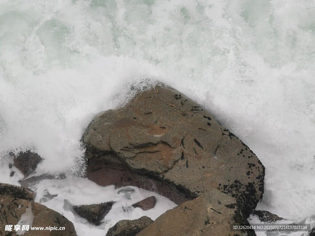 海浪拍击岸边岩石
