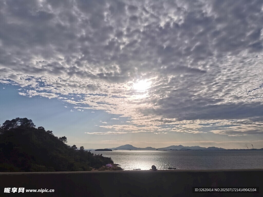 海边日落时分的壮丽云霞