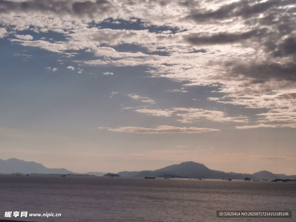 海边天空与远山美景