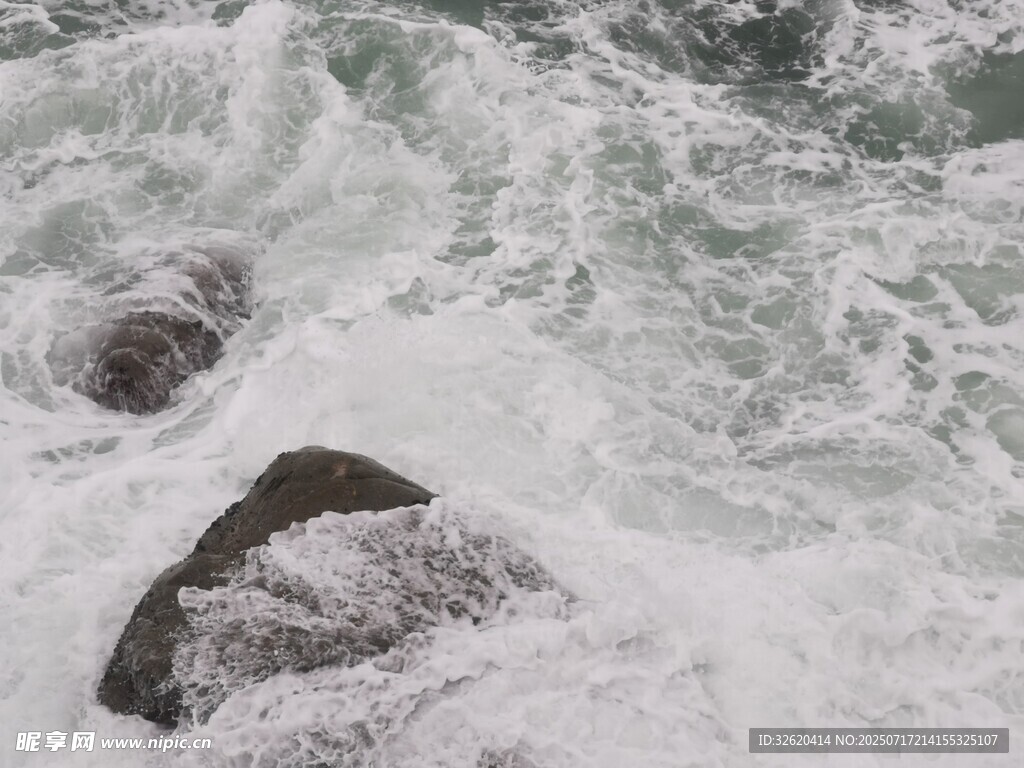 海浪拍击礁石的壮观景象