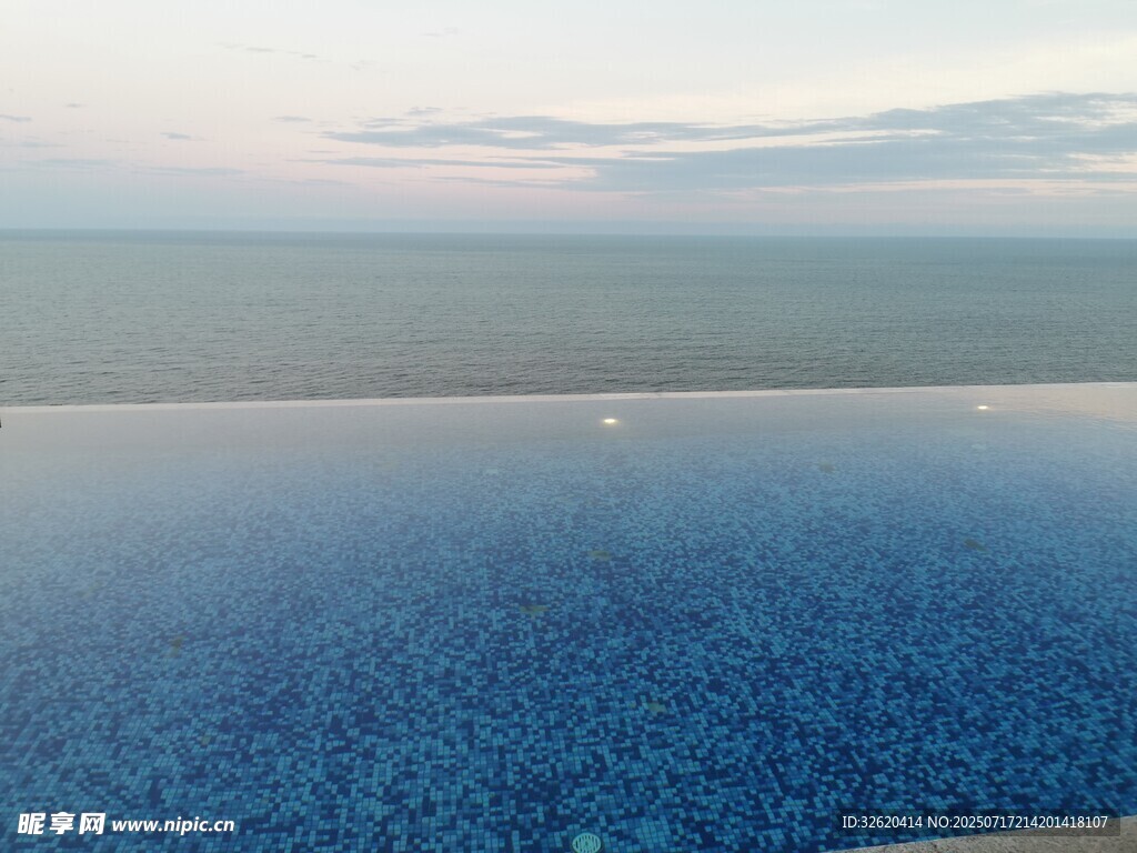 无边泳池与海天一色美景