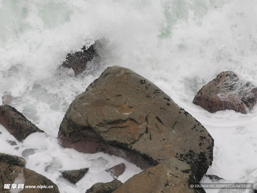 海浪拍击岸边岩石