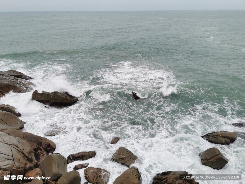 海浪拍击礁石的壮阔景象