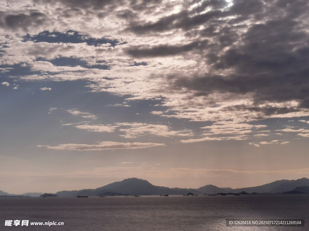 海上云景 远山朦胧