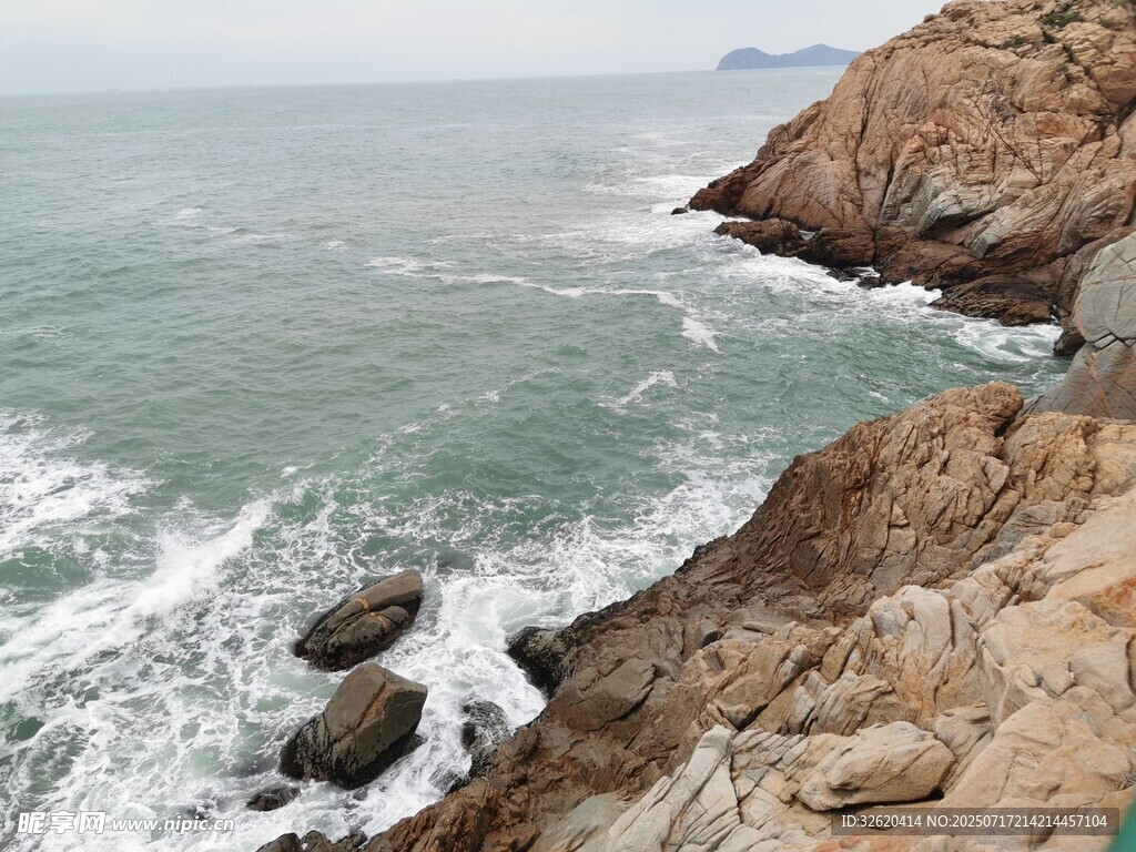 海边嶙峋礁石与翻涌海浪