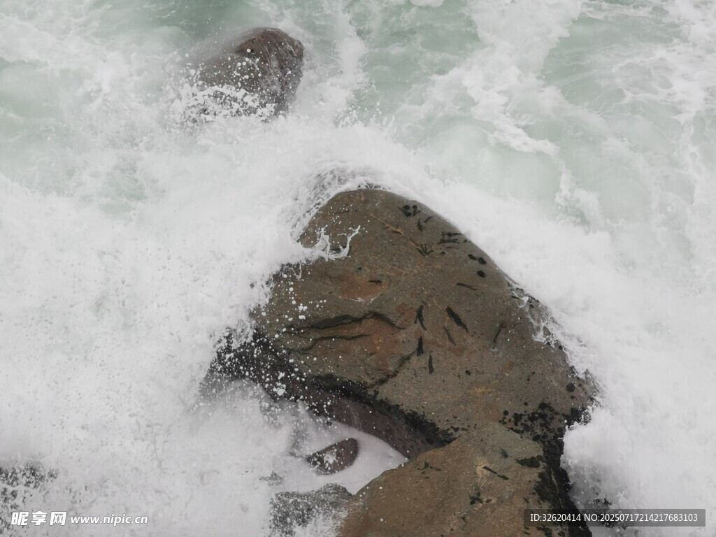 海浪拍击礁石的壮观景象