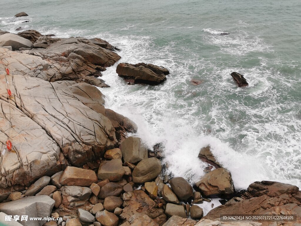 海浪拍击岸边嶙峋礁石