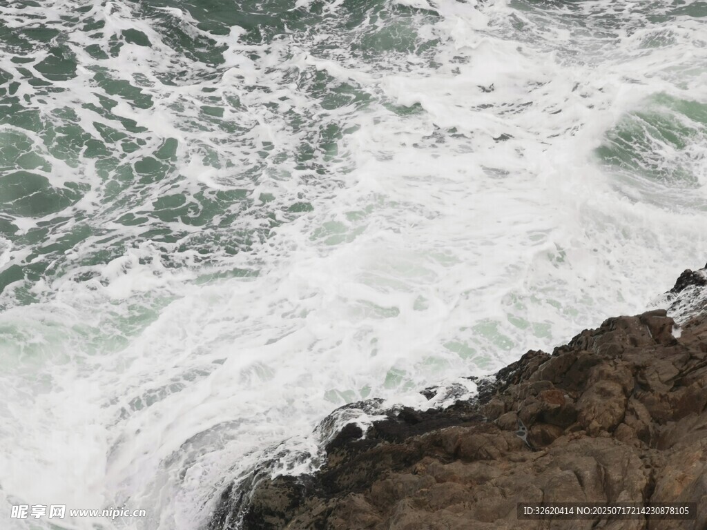 海浪拍击岸边岩石