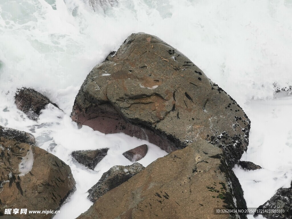 海浪拍击岸边岩石