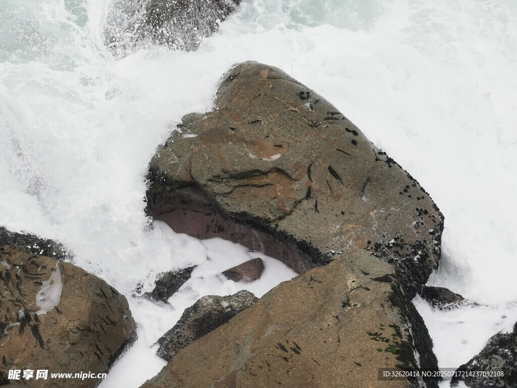 海浪拍击岸边岩石