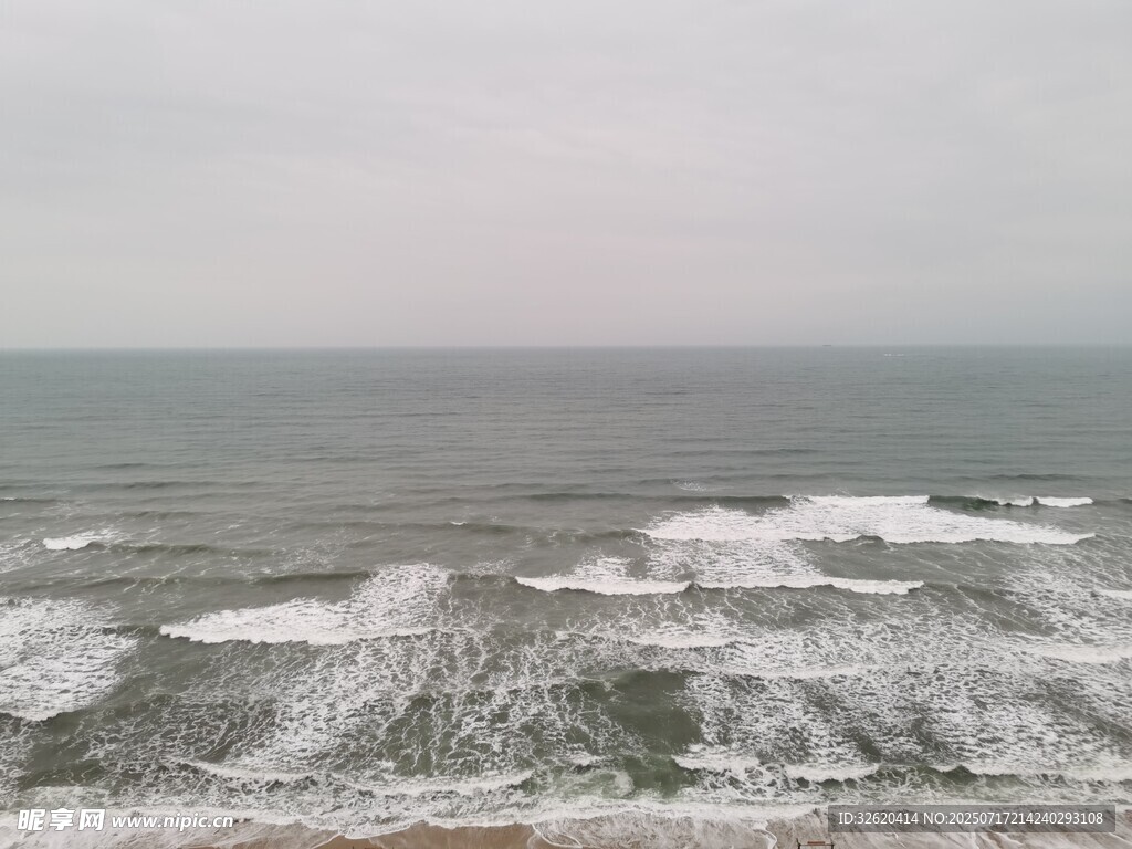 海上翻涌的白色浪花