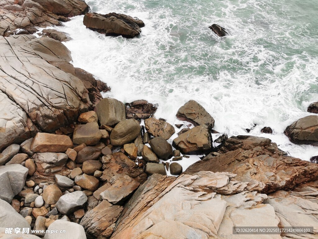 海边嶙峋礁石与翻涌海浪