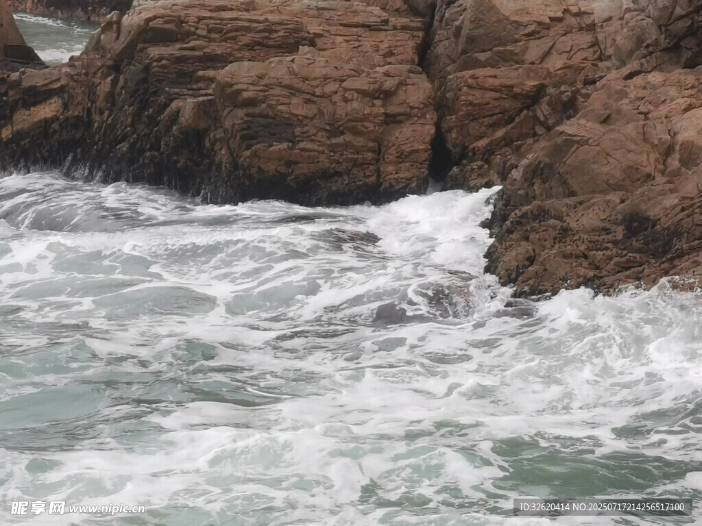 海浪拍击礁石的瞬间