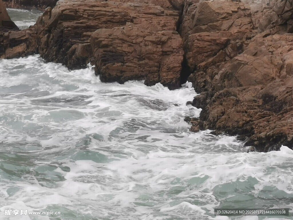 海浪拍击岸边岩石