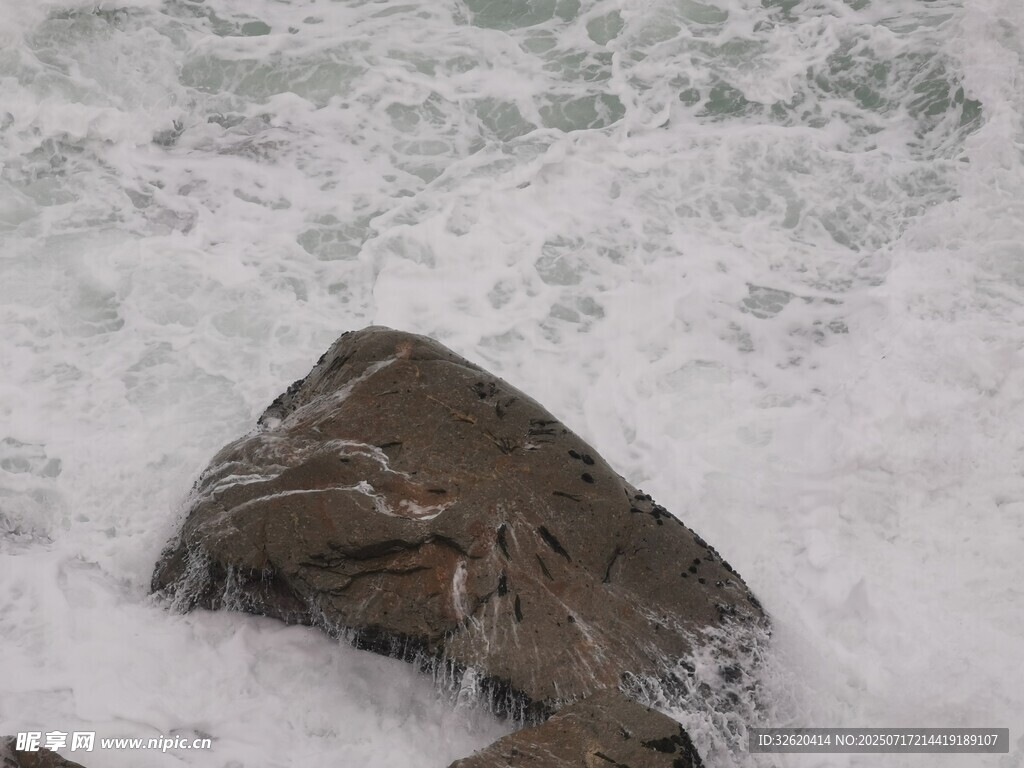 海浪拍击礁石的瞬间