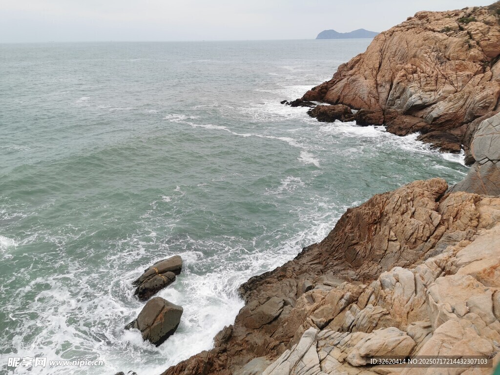 海边嶙峋岩石与翻涌海浪