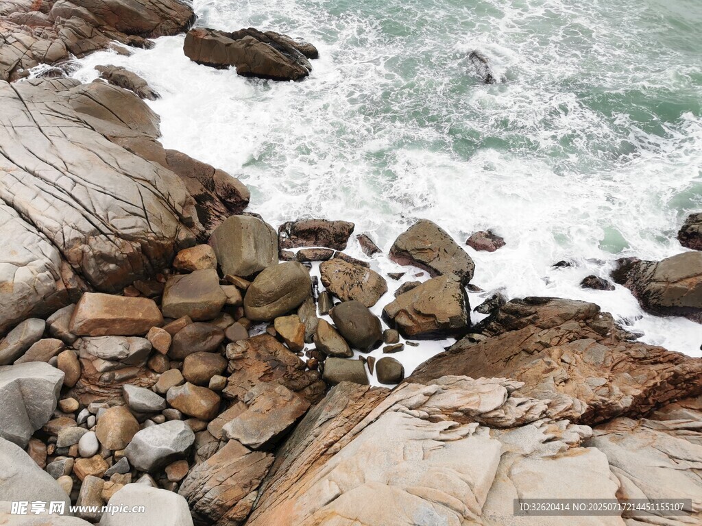 海边嶙峋礁石与翻涌海浪