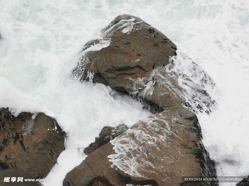 海浪拍击礁石的壮观景象