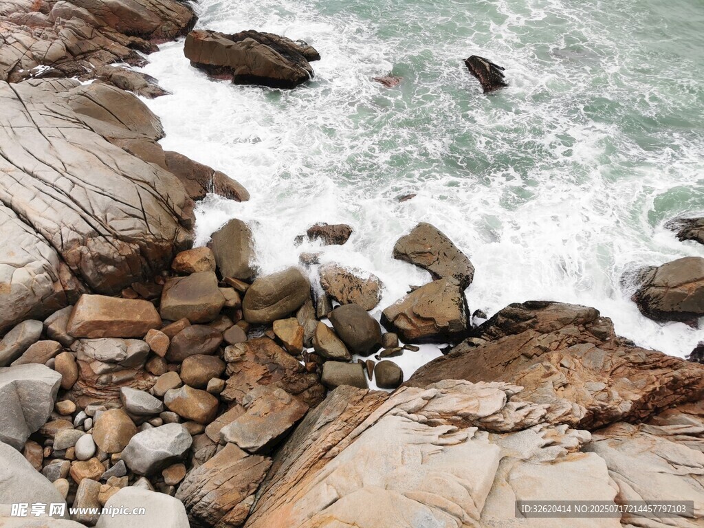 海边嶙峋礁石与翻涌海浪