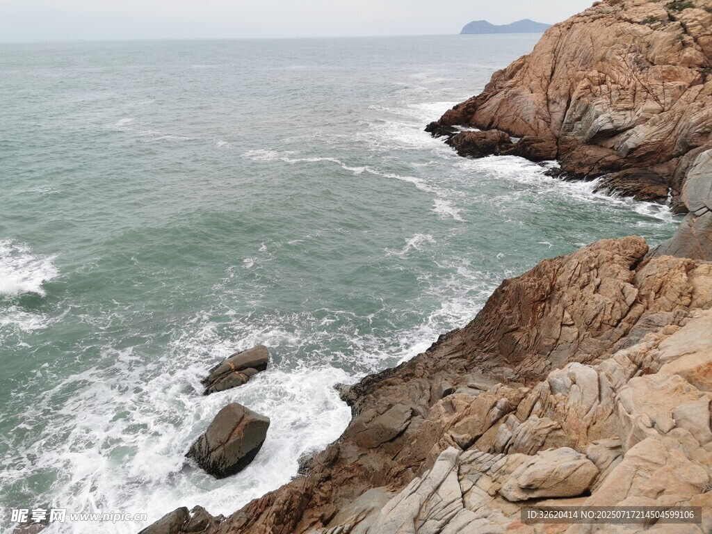 海边嶙峋礁石与翻涌海浪