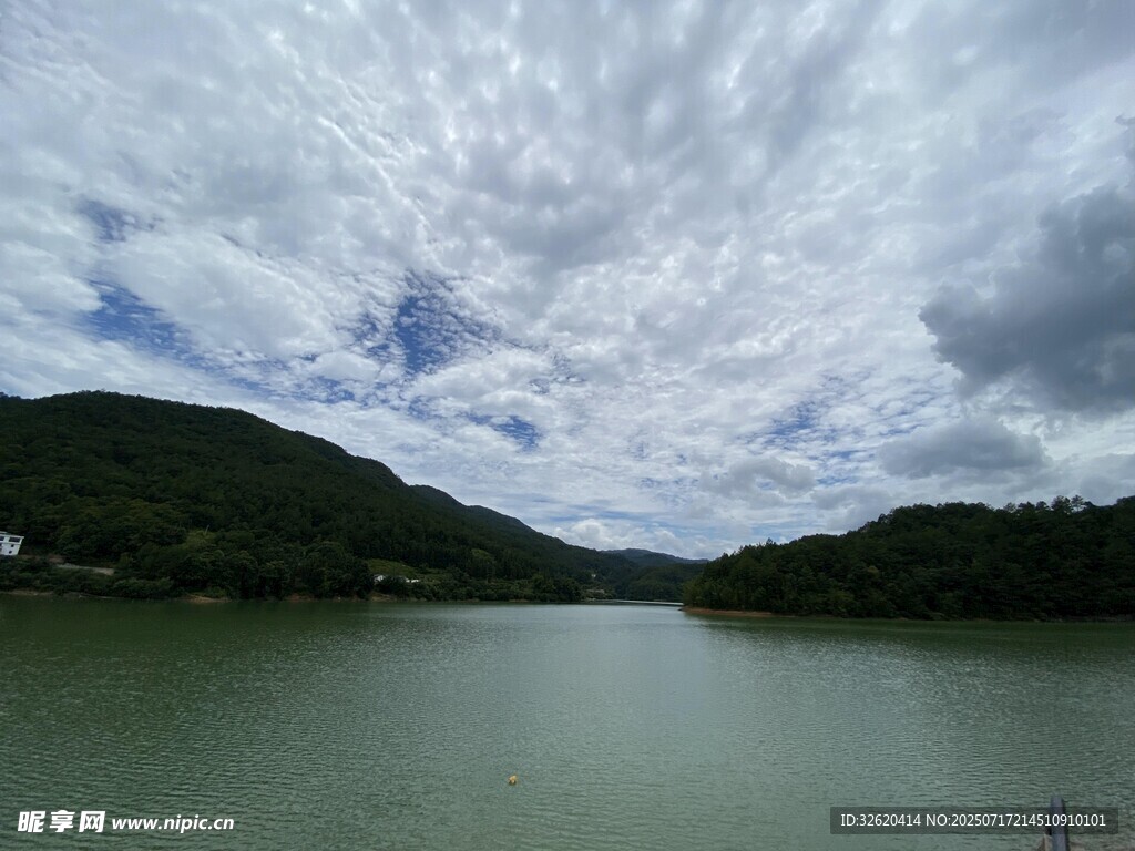 青山绿水间的宁静湖泊
