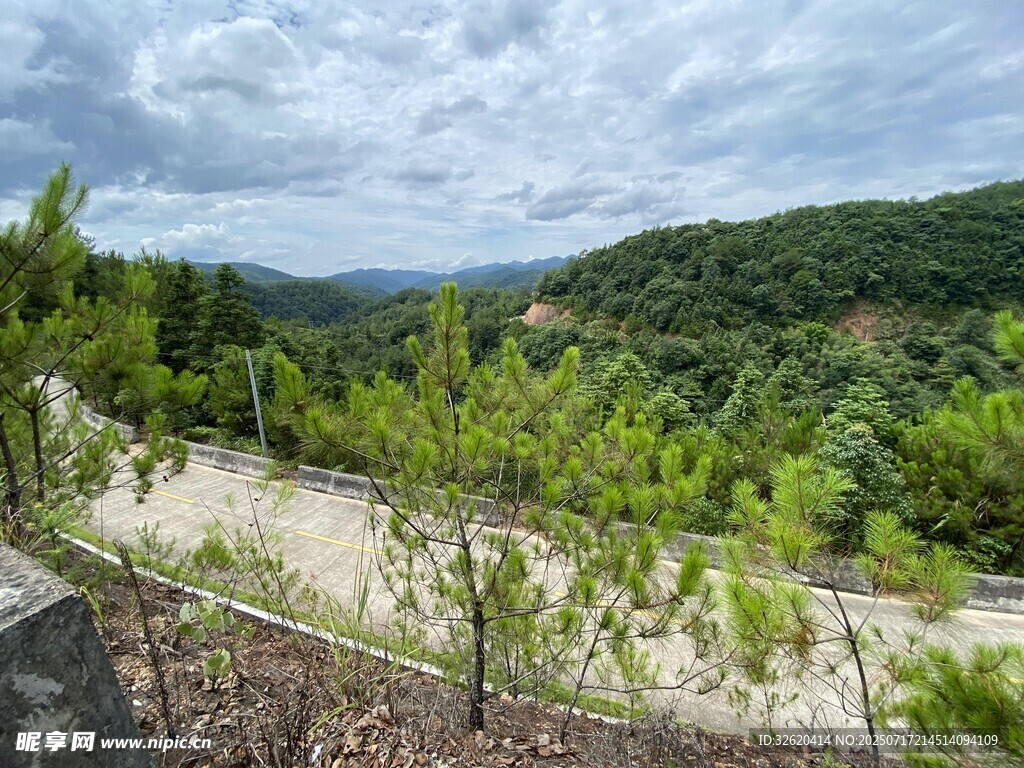 山间绿意盎然的自然景致