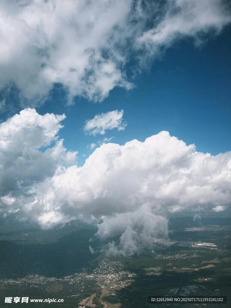蓝天白云下的广袤大地